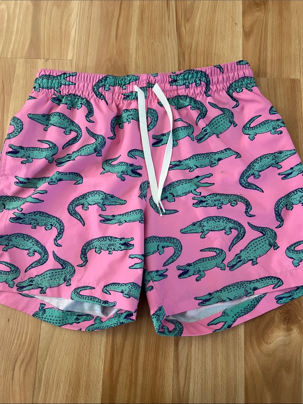 chubbies the Glades Pink Swim Trunks with Green Alligator Motif - size Small